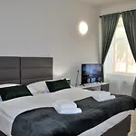 Апартаменты White Swan Boutique *