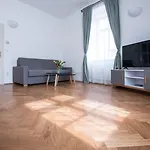 Апартаменты White Swan Boutique