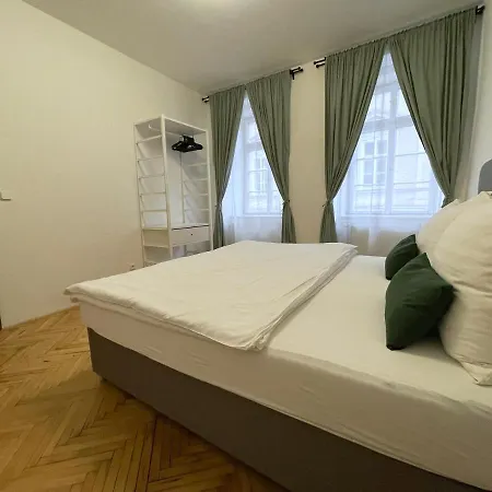White Swan Boutique * Prag